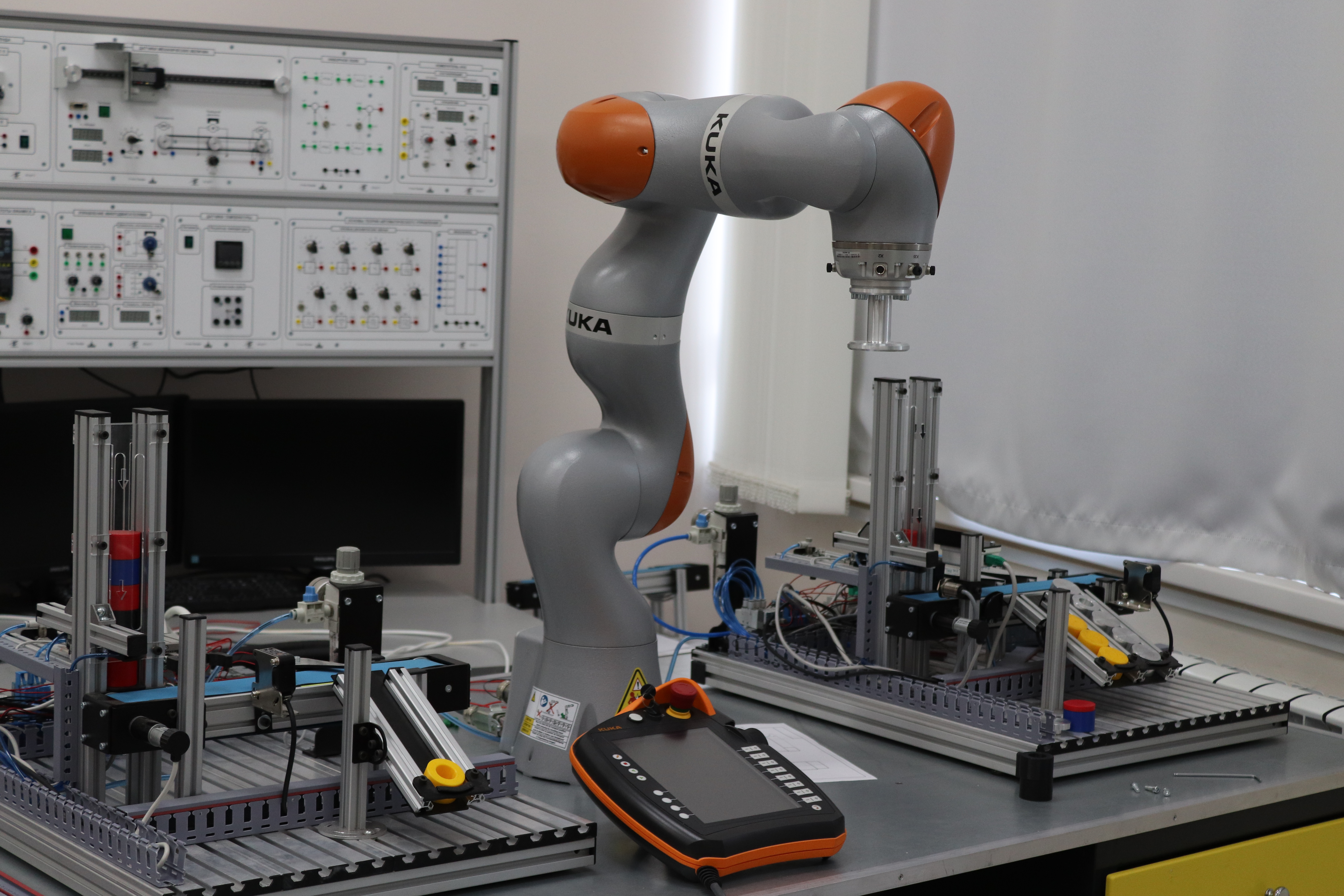 Робот легкой конструкции интеллектуальный промышленный помощник рабочего (LBR iiwa) – серийный коллаборативный робот компании «KUKA» с пультом «KUKA smartPAD» для контроллера «KUKA Sunrise Cabinet», способный работать совместно с человеком в едином простр
